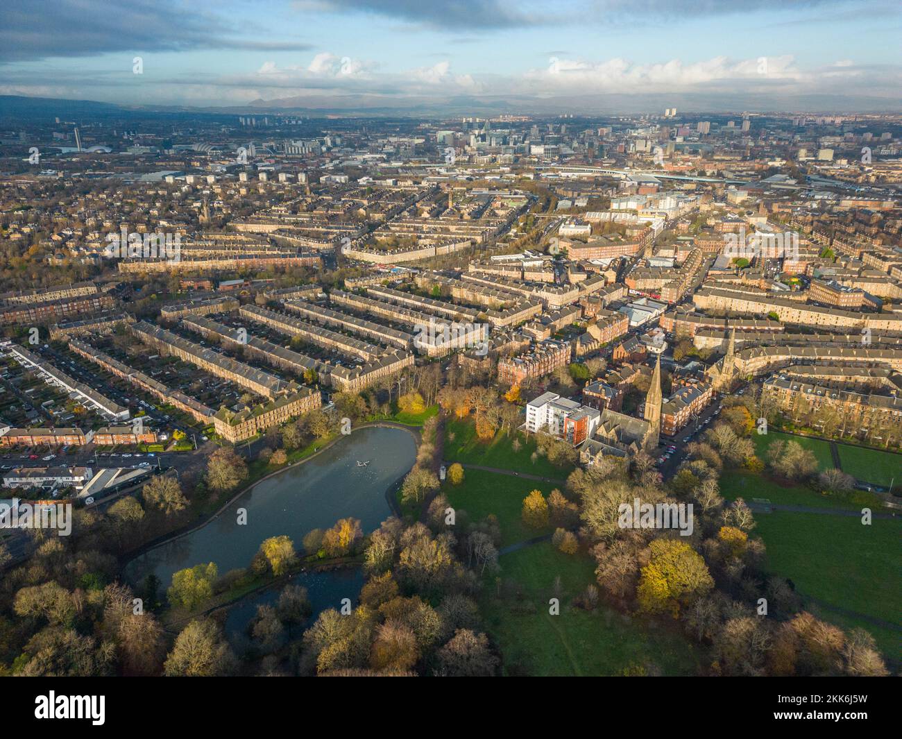 Vista aerea dal drone di Queens Park e Strathbungo quartiere a Glasgow lato sud, Scozia Regno Unito Foto Stock