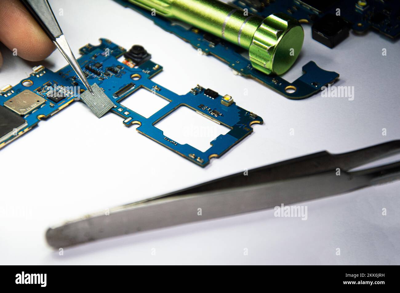 Riparazione smartphone parti saldate smartphone, maschio, primo piano Foto Stock