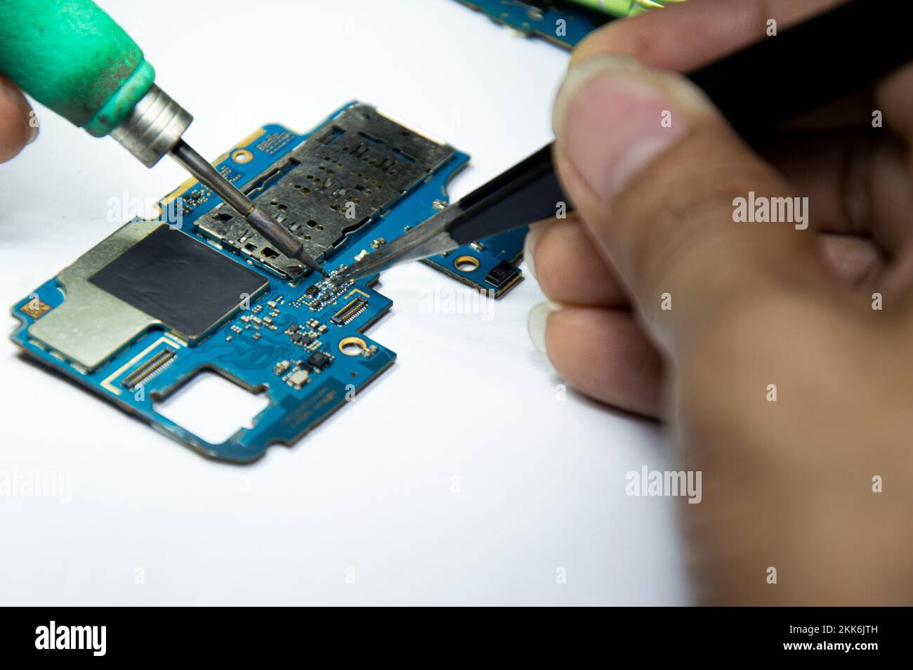 Riparazione smartphone parti saldate smartphone, maschio, primo piano Foto Stock