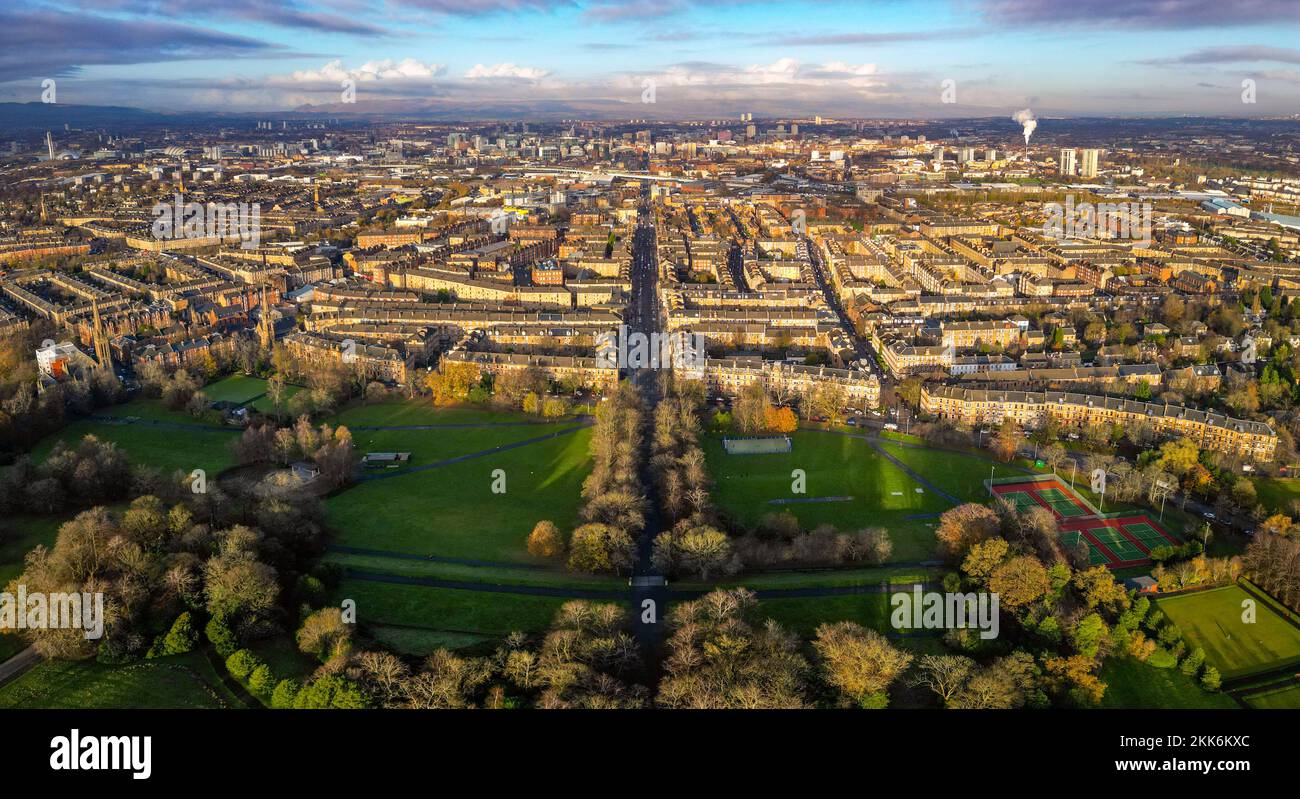 Vista aerea dal drone di Queens Park e Govanhill quartiere a Glasgow lato sud, Scozia UK Foto Stock