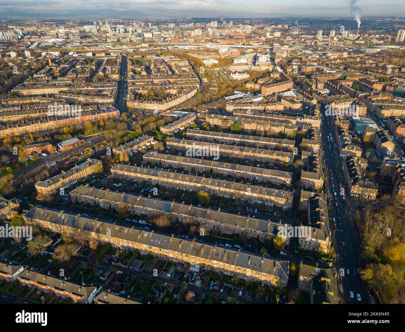 Vista aerea dal drone di case terrazzate nel quartiere Strathbungo a Glasgow lato sud, Scozia UK Foto Stock