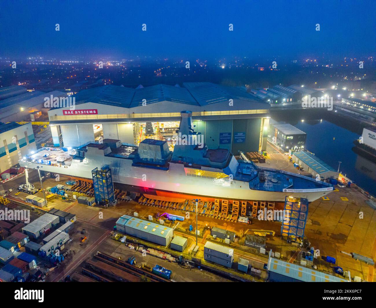 Vista aerea di HMS Glasgow una fregata anti-sottomarina di tipo 26 presso il cantiere navale BAE Systems Govan, Glasgow, Scozia Foto Stock