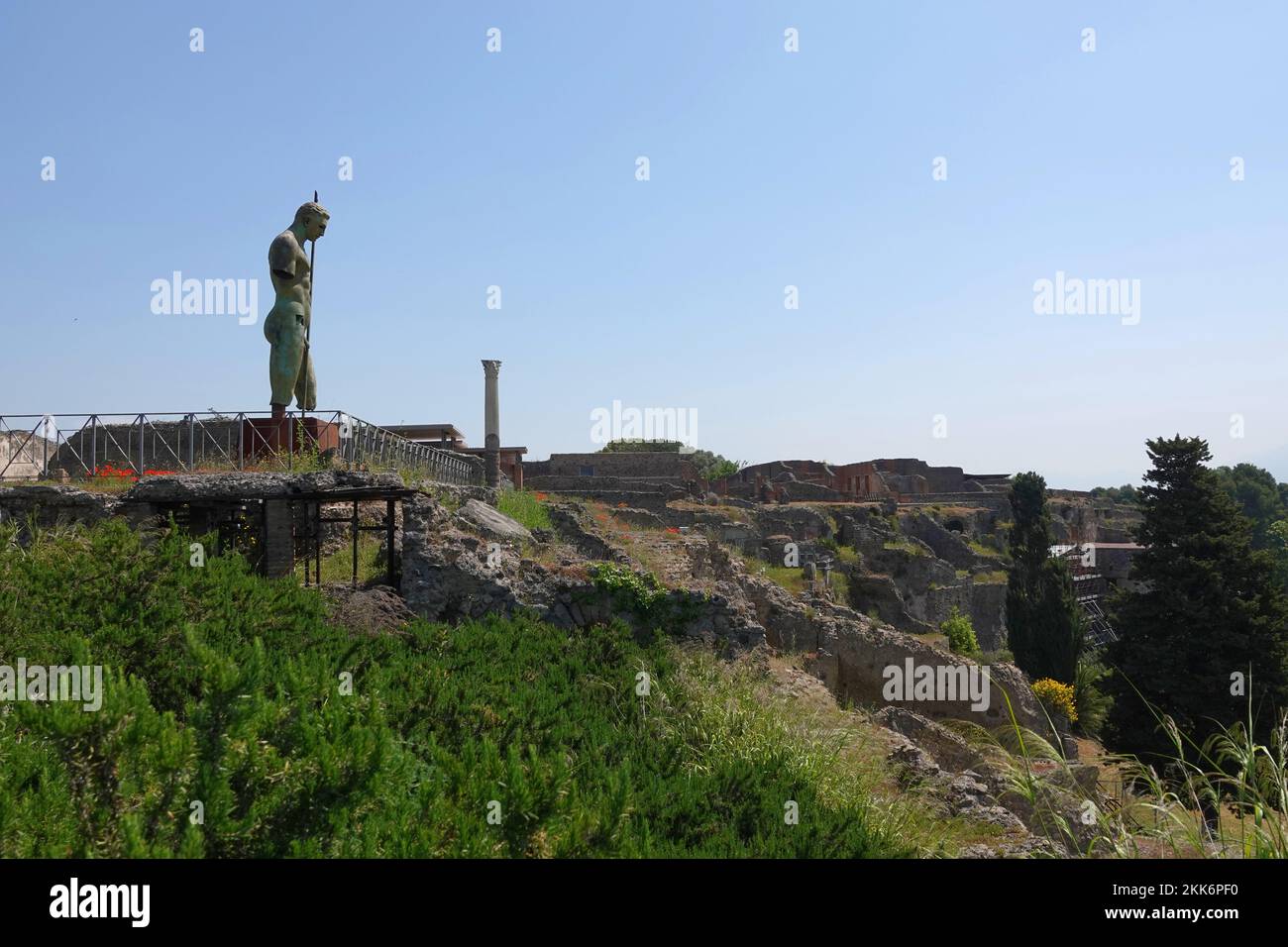 Statua di Daedalus di Igor Mitoraj che domina il sito archeologico delle rovine di Pompei, Campania, Italia Foto Stock