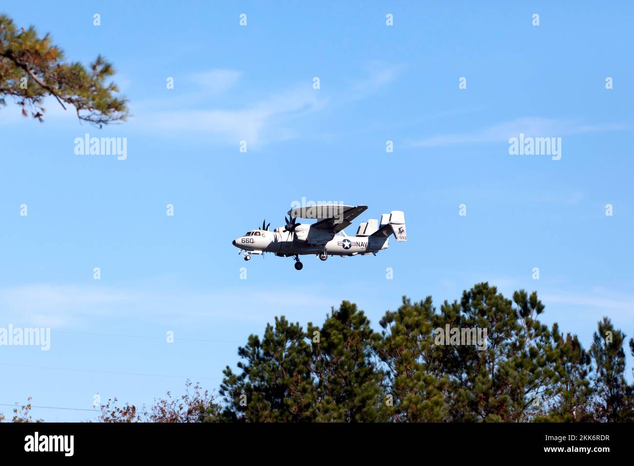 Northrop Grumman e-2 Hawkeye che fa pratica di atterraggio del vettore di campo della marina, all'impianto di volo di Wallops, isola di Wallops, Virginia, Foto Stock