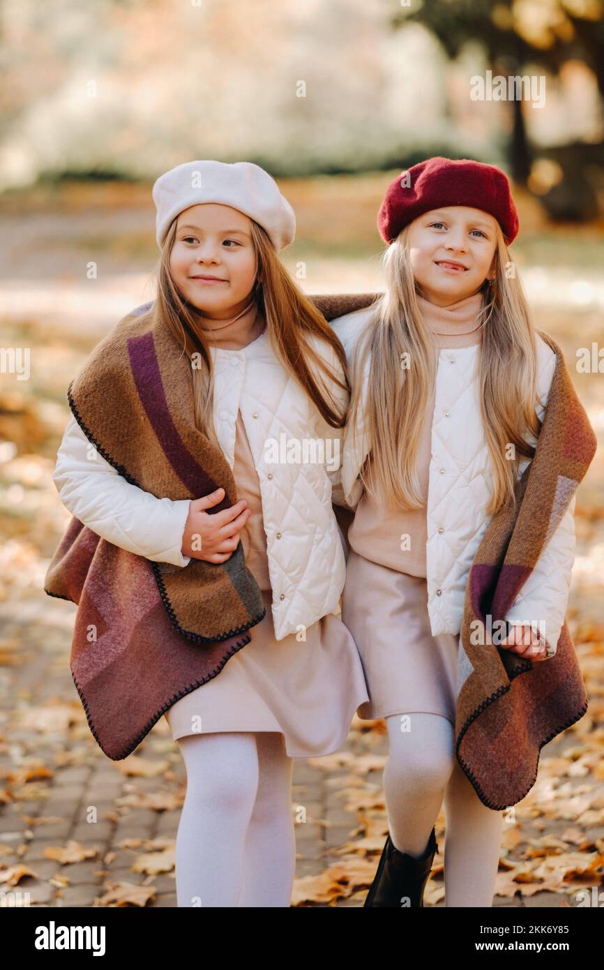 I bambini felici coccolano in un bellissimo parco autunnale Foto Stock