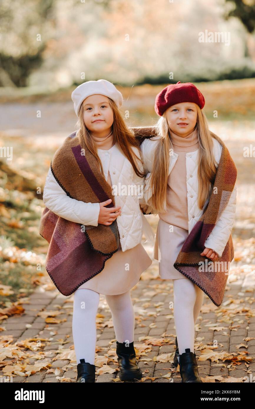 I bambini felici coccolano in un bellissimo parco autunnale Foto Stock