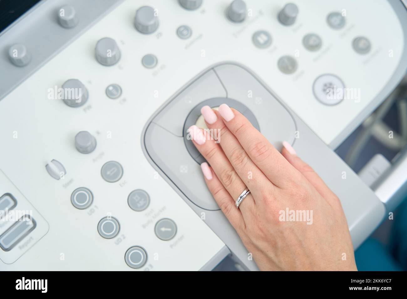 La mano del medico si trova sul pannello di controllo del dispositivo a ultrasuoni Foto Stock
