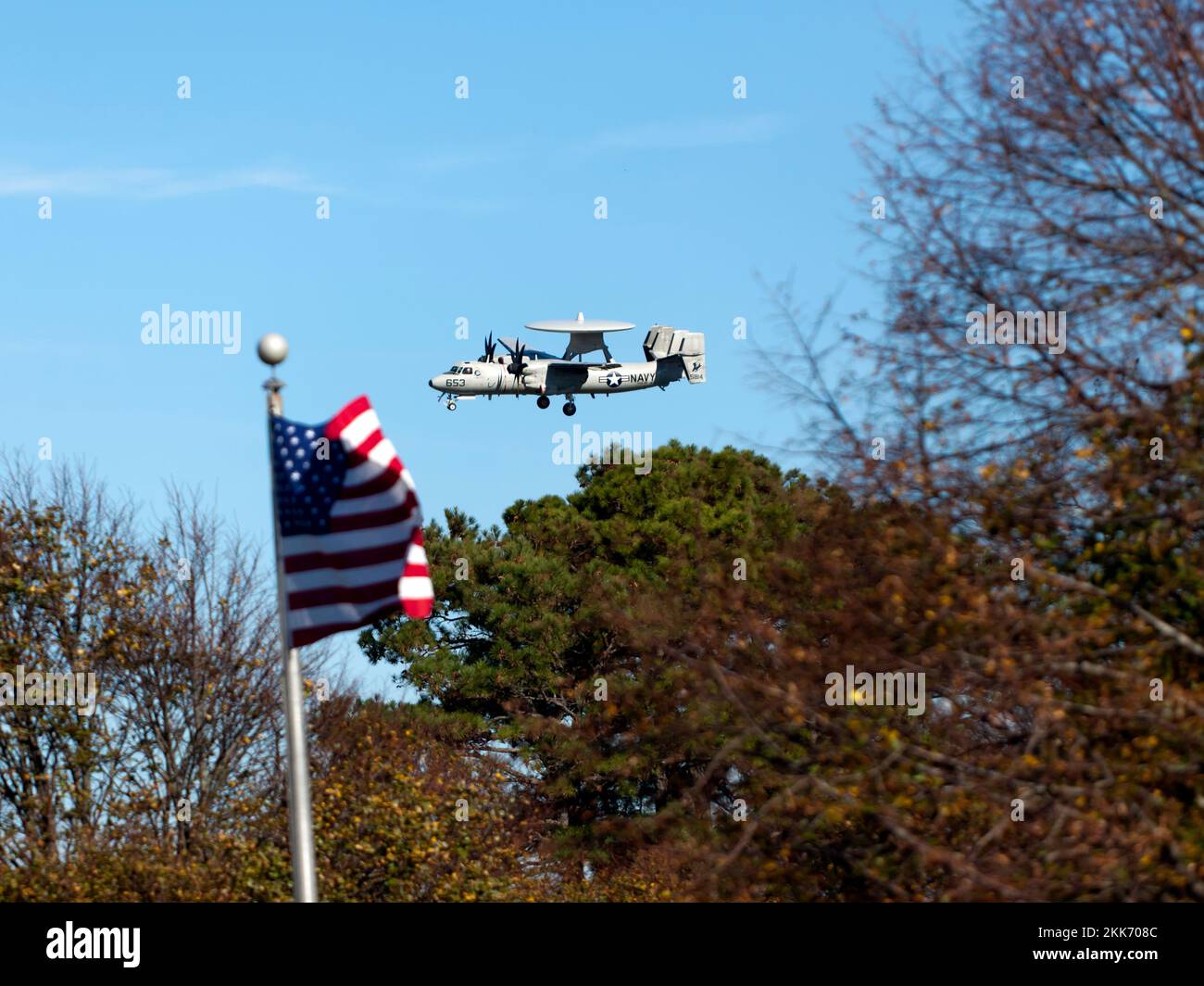 Northrop Grumman e-2 Hawkeye che fa pratica di atterraggio del vettore di campo della marina, all'impianto di volo di Wallops, isola di Wallops, Virginia, Foto Stock