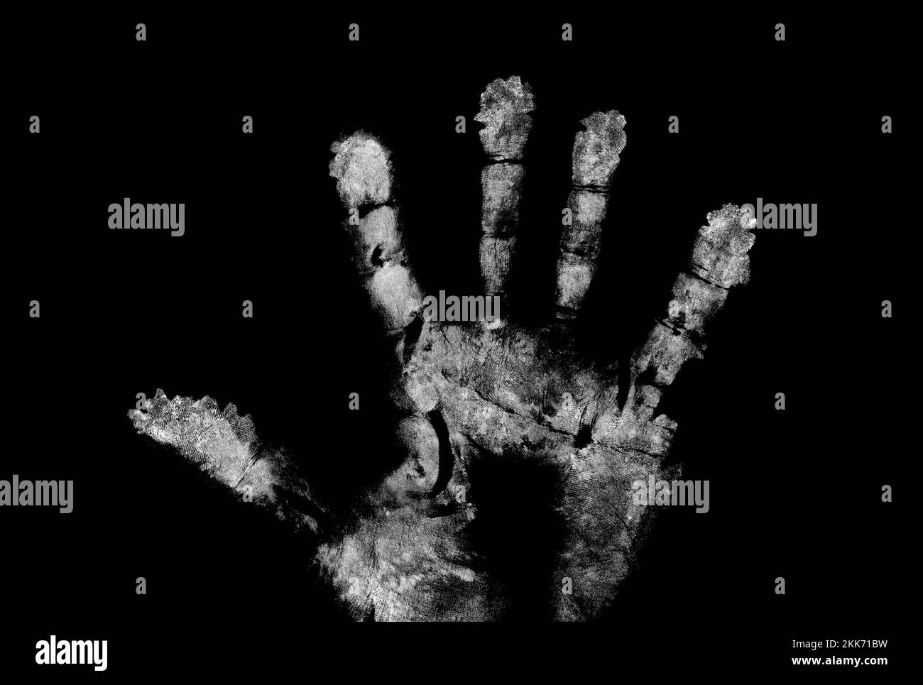 Stampa a mano con polvere di cocaina isolata su nero Foto Stock