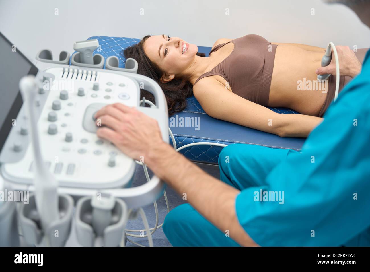 La donna subisce un esame degli organi interni con una macchina ecografica Foto Stock