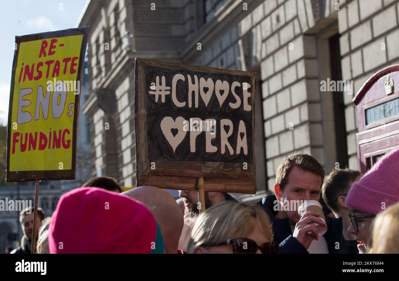 Londra, Regno Unito. 22nd Nov 2022. Dimostrazione al di fuori del Dipartimento per la Cultura Media e lo sport contro i tagli nel bilancio Arts Foto Stock