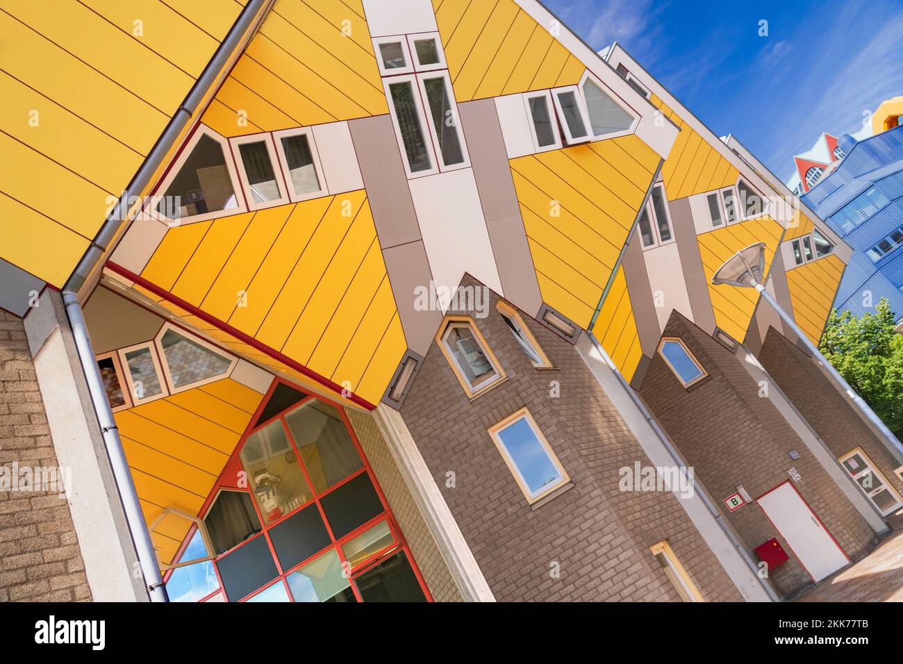 Holland, Rotterdam, The Cube Houses, un innovativo sviluppo di alloggi dove ogni casa è un cubo inclinato di 45 gradi, progettato dall'architetto olandese Piet Blom e bult tra il 1977 e il 1984. Foto Stock