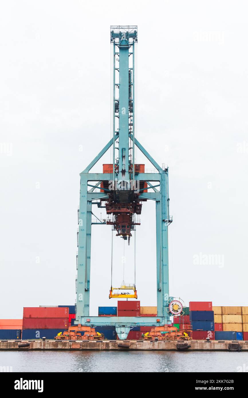 Gru a portale blu e contenitori di carico. Porto marittimo di Varna, Bulgaria Foto Stock