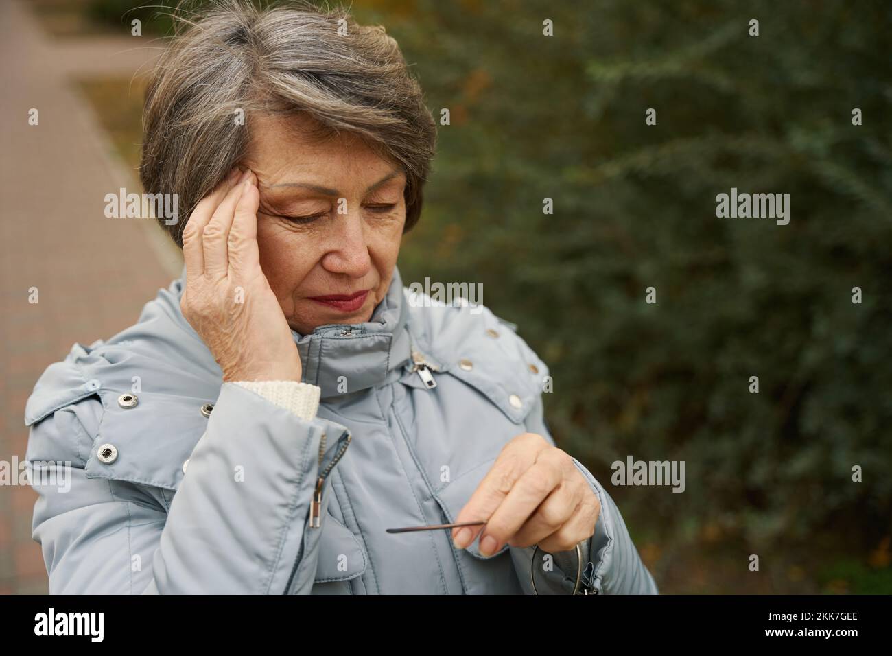 Primo piano foto della signora anziana in abiti caldi Foto Stock