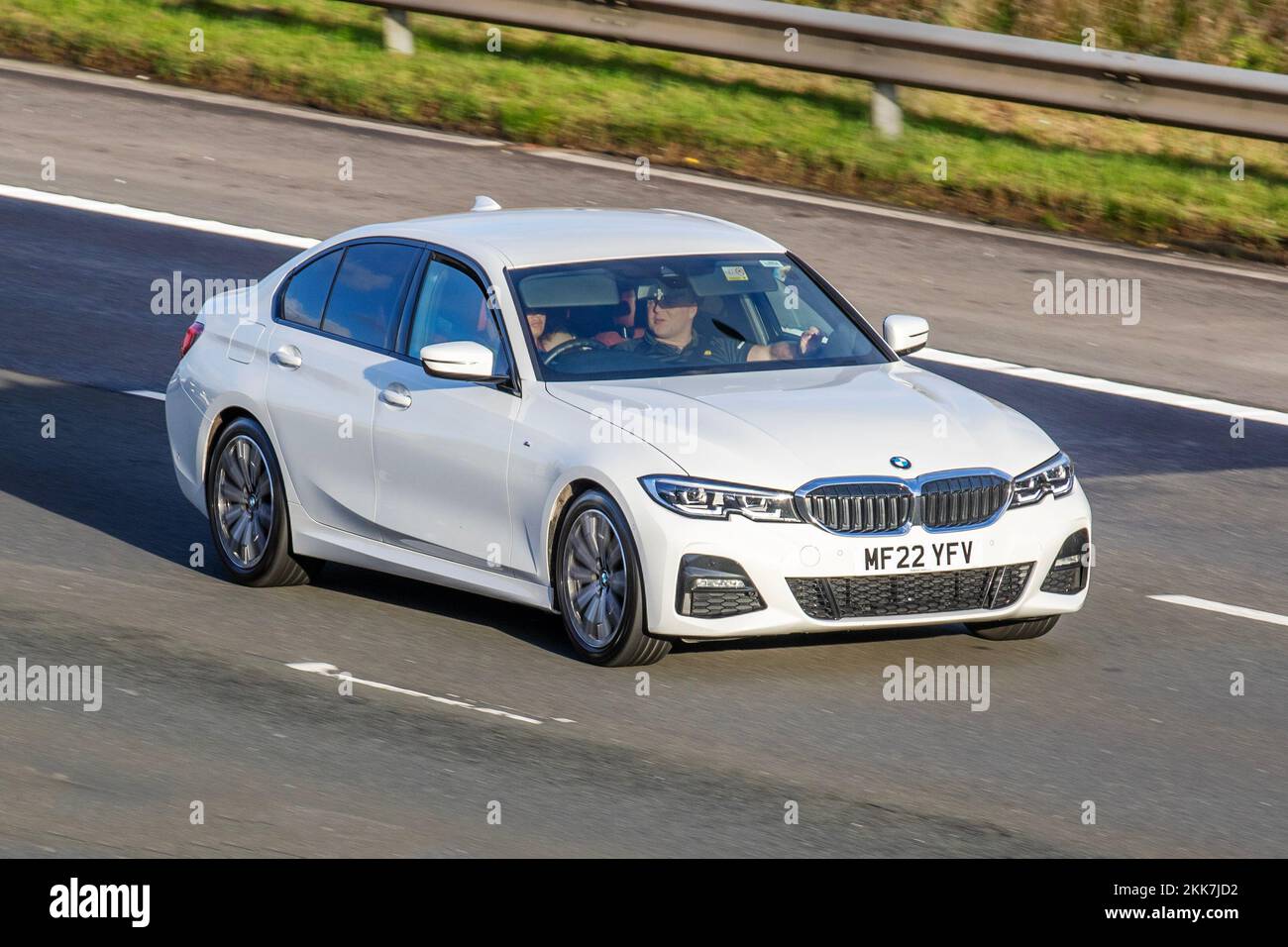 2022 BMW Bianco, BMW 3 Serie 320i xDrive M Sport 4dr Step Auto viaggiando sull'autostrada M6, Regno Unito Foto Stock