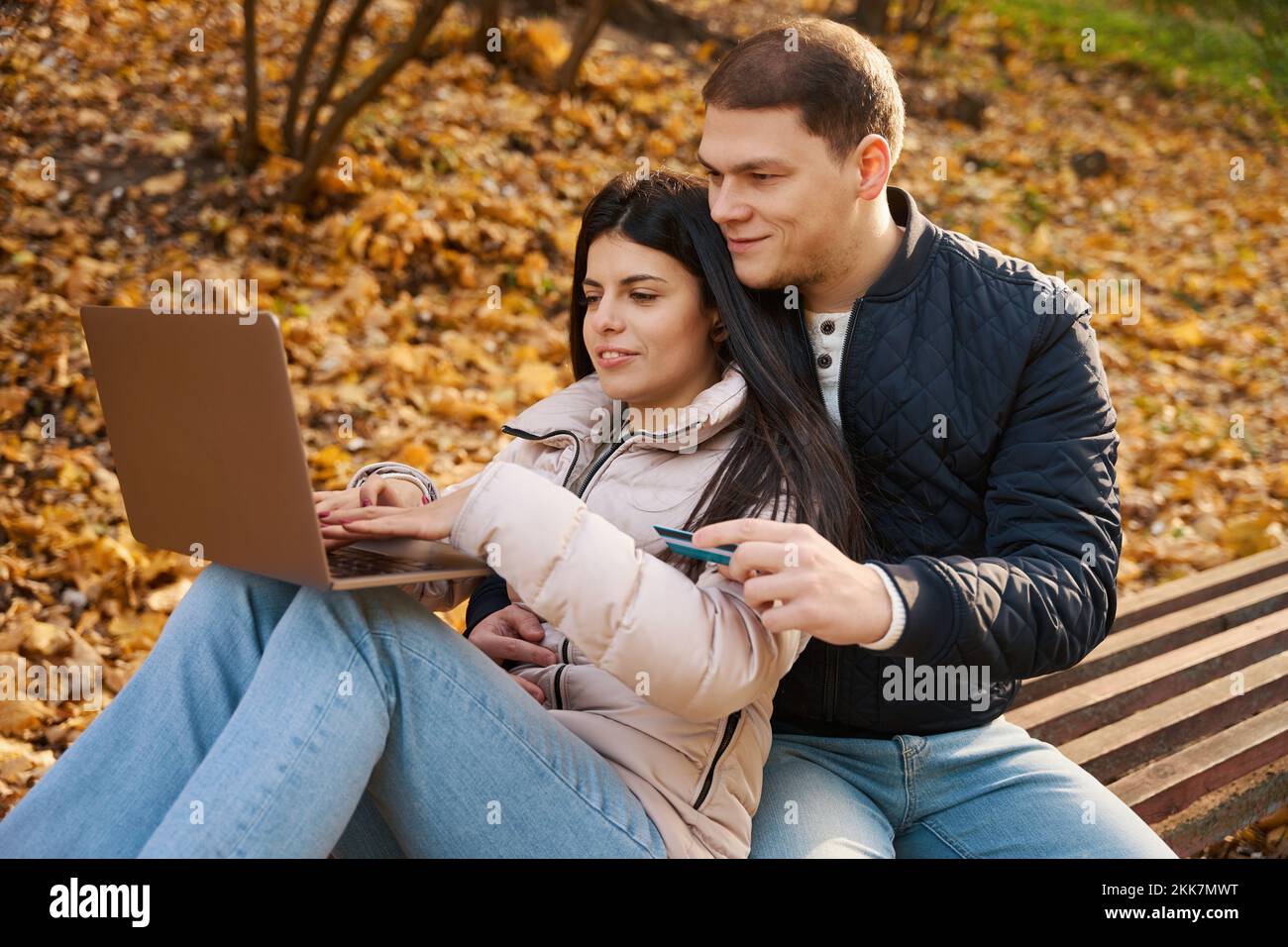 Una giovane coppia sta navigando in un computer portatile Foto Stock