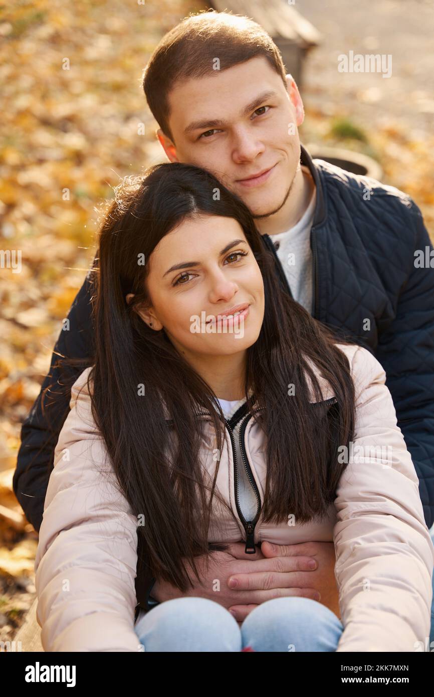 Felice giovane ragazzo abbraccia la sua ragazza all'aperto Foto Stock