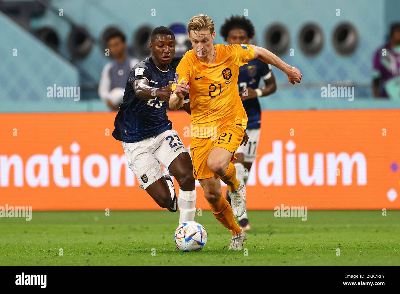 Frankie De Jong, Alexander Dominguez durante la Coppa del mondo FIFA Qatar 2022 Group Una partita tra Paesi Bassi ed Ecuador allo Stadio Internazionale Khalifa il 25 novembre 2022 ad Ar-Rayyan, Qatar. (Foto di Pawel Andrachiewicz/PressFocus/Sipa USA) Foto Stock