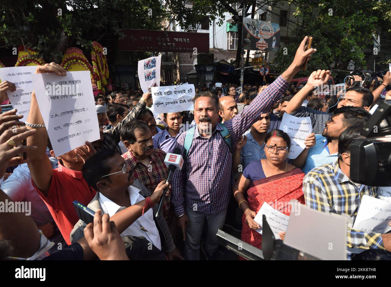 Kolkata, India. 24th Nov 2022. 24 novembre 2022, Kolkata, India: I dipendenti del governo dello Stato del Bengala occidentale protestano al di fuori della corte di Banksall contro l'arresto della polizia di 47 manifestanti tra cui 11 donne, durante una protesta fatta ieri per chiedere i loro diritti al di fuori di Bidhansabha (Camera dell'Assemblea legislativa) per quanto riguarda l'escursione di indennità di durezza . Il 24 novembre 2022, a Kolkata City, India. (Foto di Biswarup Gangully/Eyepix Group/Sipa USA) Credit: Sipa USA/Alamy Live News Foto Stock