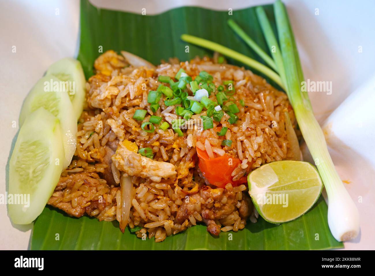 Piatto tailandese popolare di Khao Pad Moo o riso fritto con maiale Foto Stock