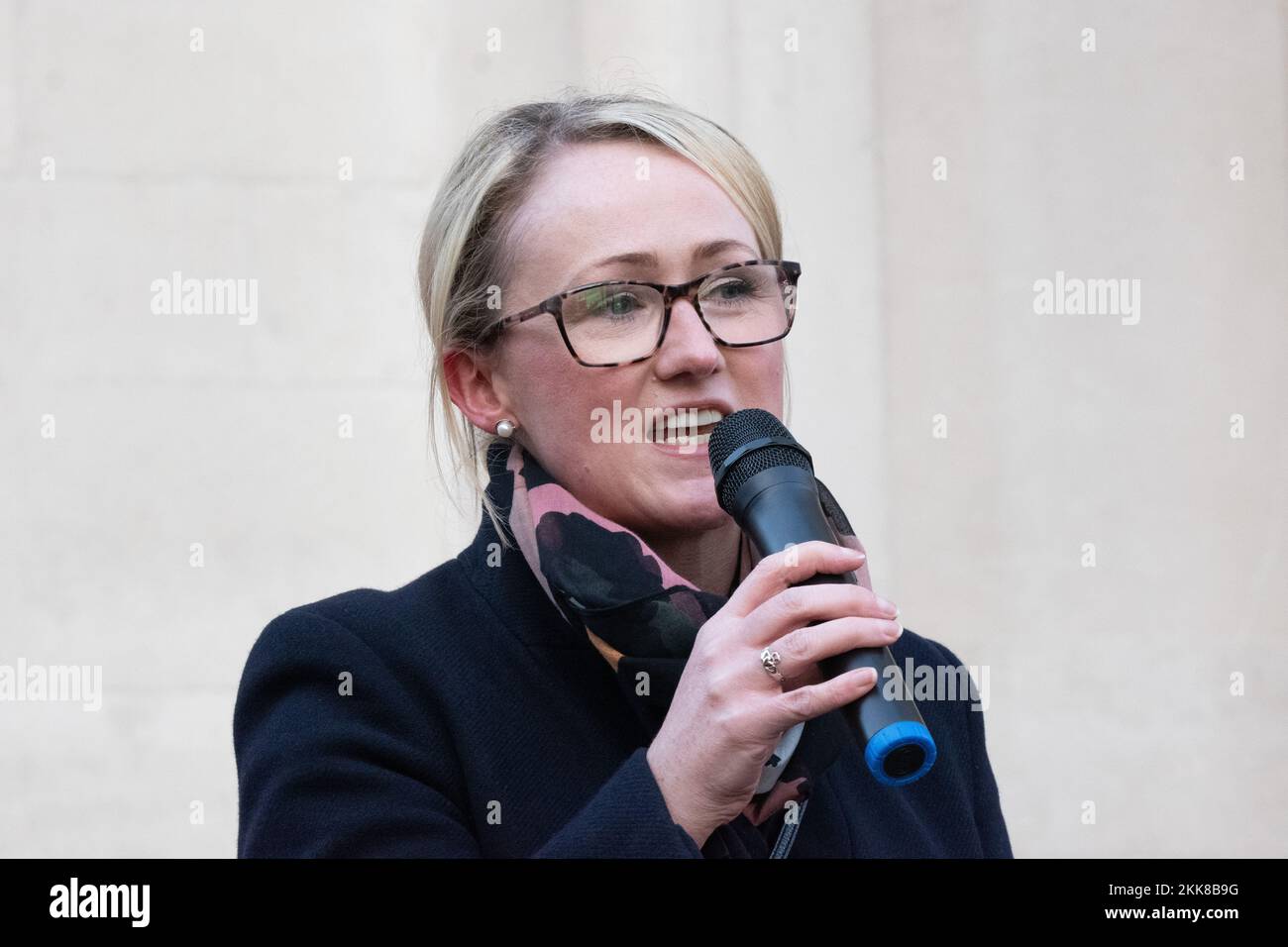 Rebecca Long-Bailey si rivolge alla folla venerdì 25th novembre, che ha visto una dimostrazione che ha visto la partecipazione di membri della Royal Mail Communications Union, dell'Università e dell'Unione del Collegio, I membri DELL'UNIONE Metropolitan di Manchester e i membri dell'Unione Nazionale degli studenti si dirigono dall'Università di Manchester a Piazza San Pietro nel centro della città. Il rally fa parte di un’ondata di azioni in tutto il Regno Unito per quanto riguarda le rivendicazioni di una retribuzione inadeguata per combattere il costo della crisi. Picture: Garyroberts/worldwidefeatures.comCredit: GaryRobertsphotography/Alamy Live News Foto Stock