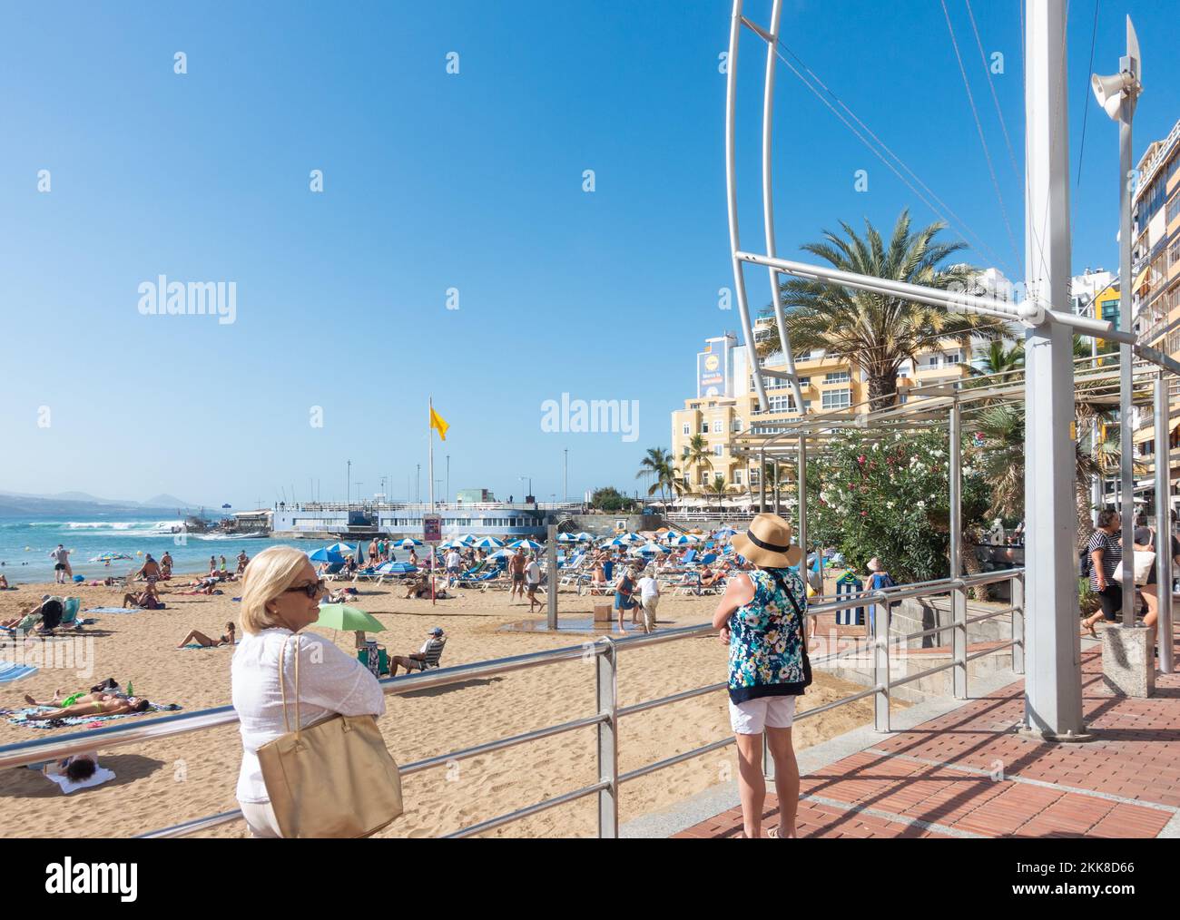 Las Palmas, Gran Canaria, Isole Canarie, Spagna. 25th novembre 2022. Turisti, molti provenienti dal Regno Unito, sulla spiaggia della città di Las Palmas su Gran Canaria. Credit: Alan Dawson/Alamy Live News Foto Stock