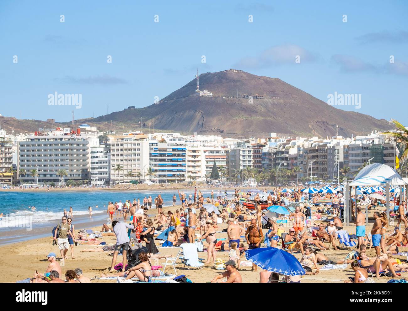 Las Palmas, Gran Canaria, Isole Canarie, Spagna. 25th novembre 2022. Turisti, molti provenienti dal Regno Unito, sulla spiaggia della città di Las Palmas su Gran Canaria. Credit: Alan Dawson/Alamy Live News Foto Stock