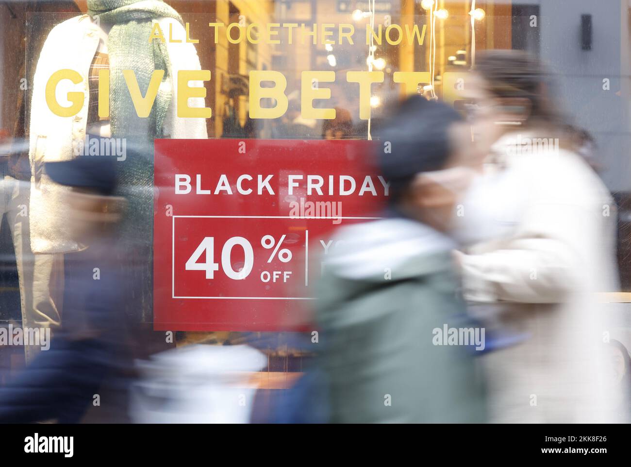 New York, Stati Uniti. 25th Nov 2022. Pedoni e acquirenti camminano da cartelli che pubblicizzano i prezzi di sconto sulla merce mentre camminano a Herald Square il Black Friday a New York City venerdì 25 novembre 2022. Per oltre un decennio, il Black Friday è stato tradizionalmente l'inizio ufficiale dell'affollato binge di acquisto racchiuso tra il giorno del Ringraziamento e Natale. Foto di John Angelillo/UPI Credit: UPI/Alamy Live News Foto Stock