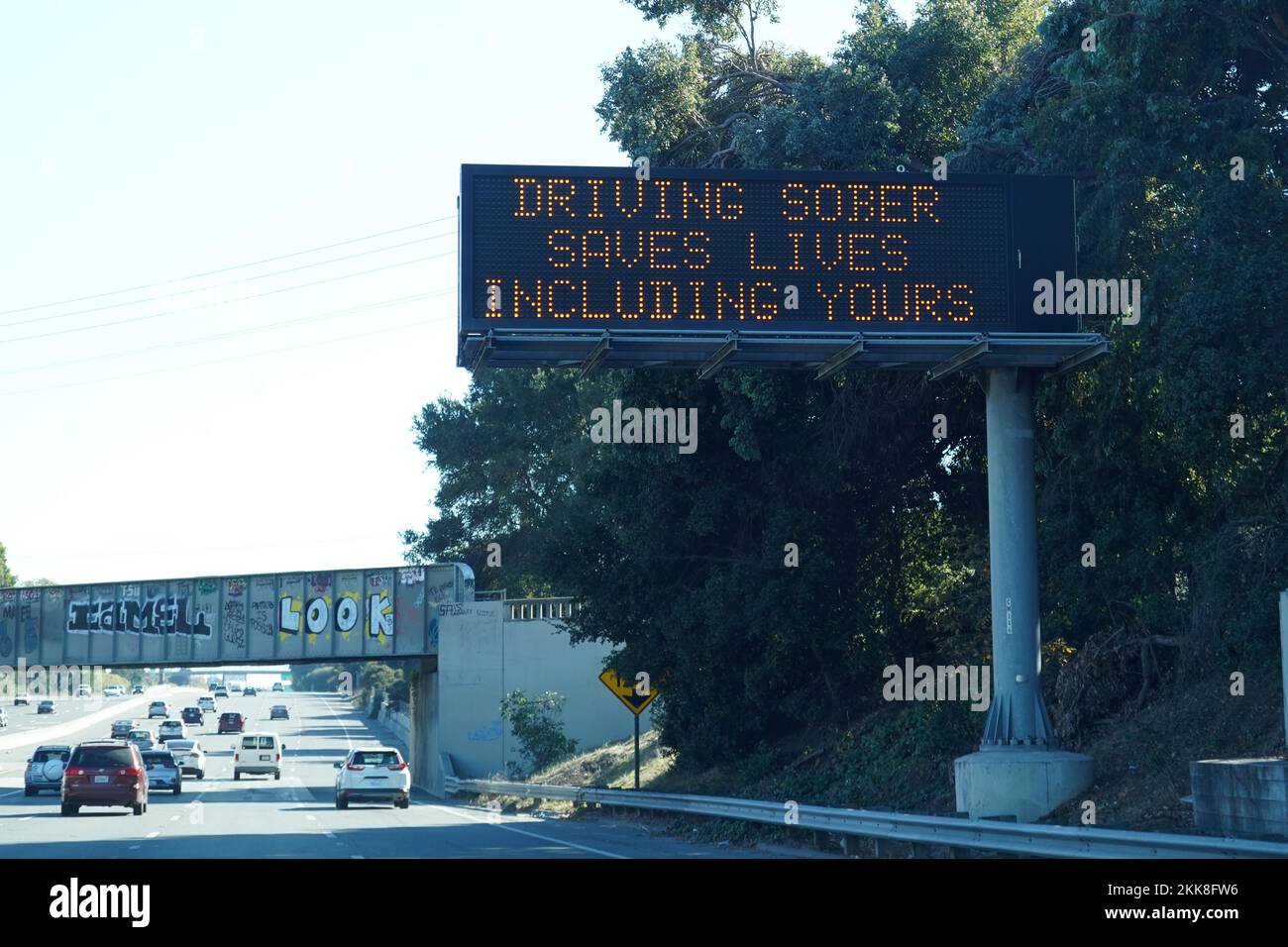 Una bacheca di Caltrans con il messaggio di servizio pubblico "guidare sobrio salva vite, inclusa la tua" sull'Interstate 101, giovedì 24 novembre 2022, a Palo alto, calib. Foto Stock