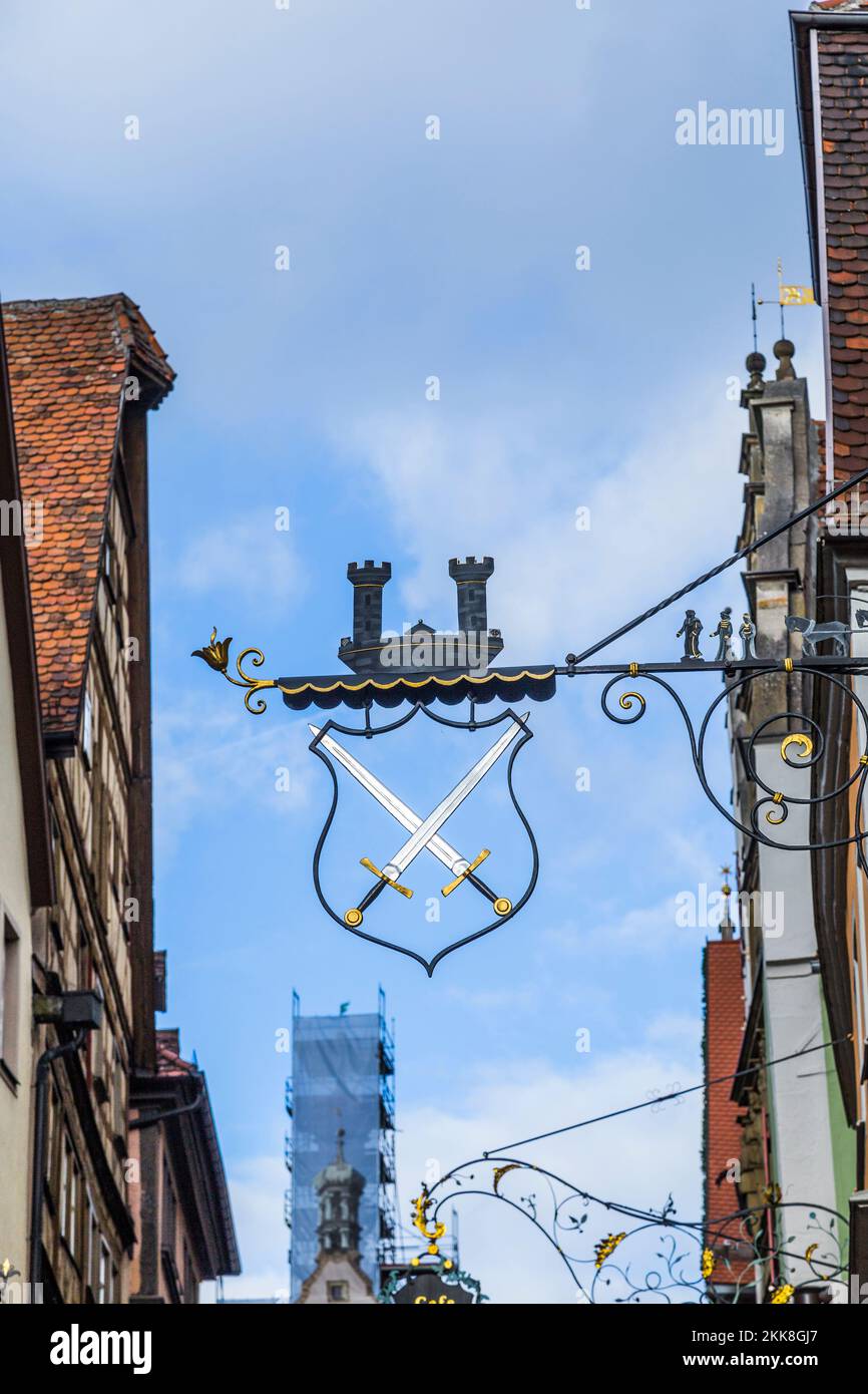 Rothenburg ob der Tauber, Germania - 15 gennaio 2014: Segnaletica medievale con spada e castello che simboleggia un negozio di armatori a Rothenburg ob der Ta Foto Stock