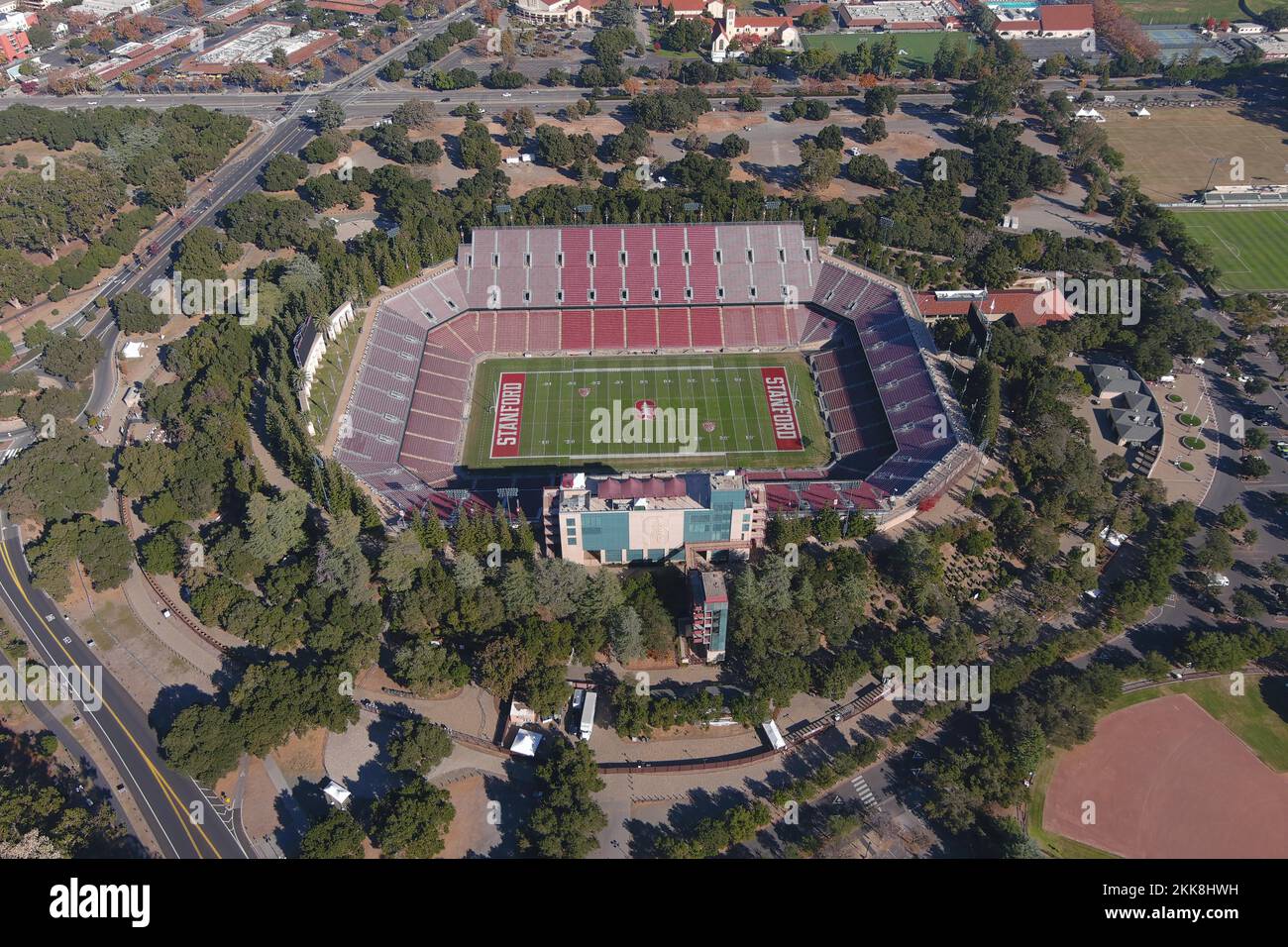 Una vista aerea generale dello Stanford Stadium, giovedì 24 novembre 2022, a Stanford, calib. Foto Stock