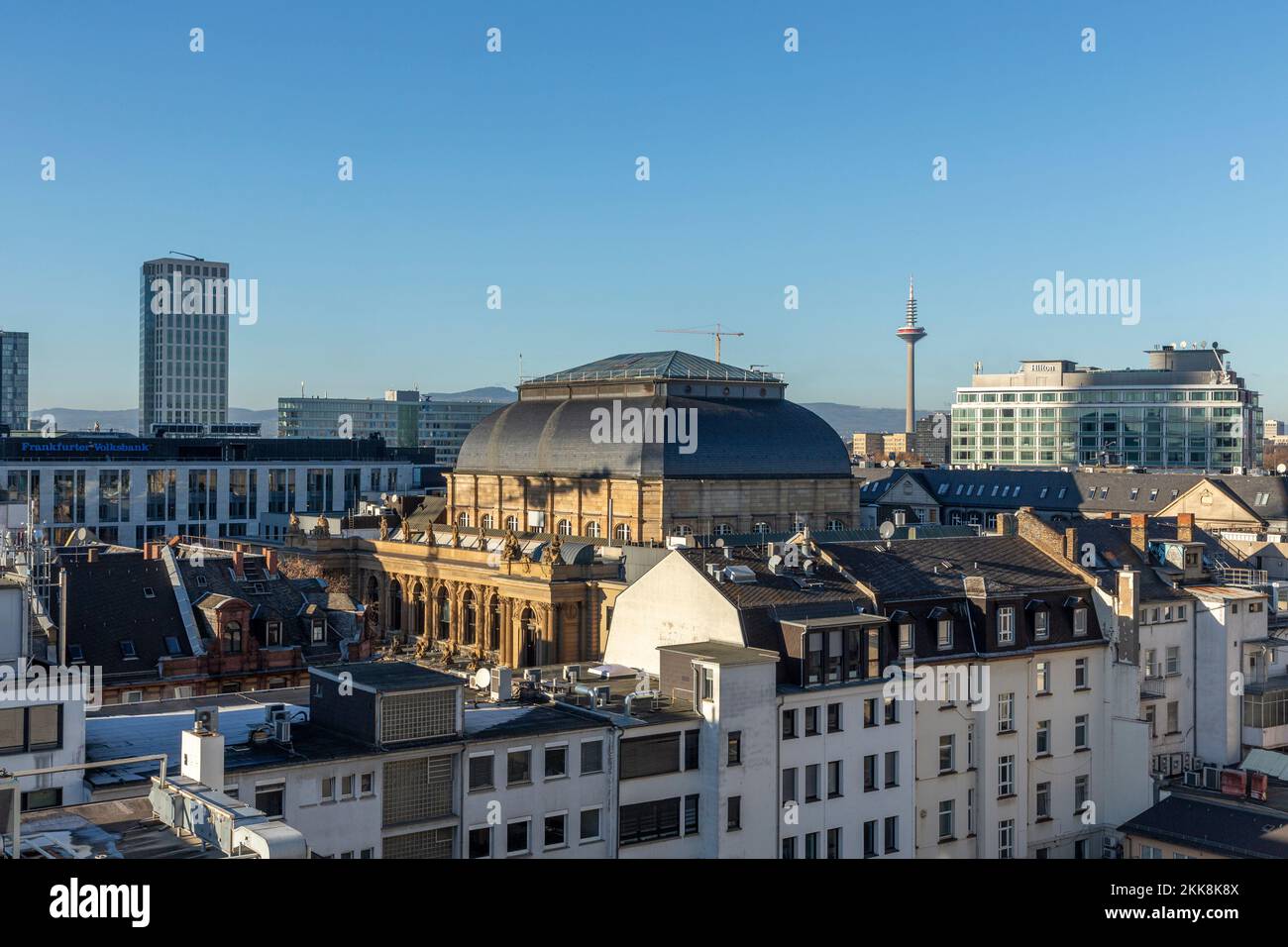 Francoforte, Germania - 21 dicembre 2021: Vista sullo skyline di Francoforte con la storica borsa e lo skyline. Foto Stock