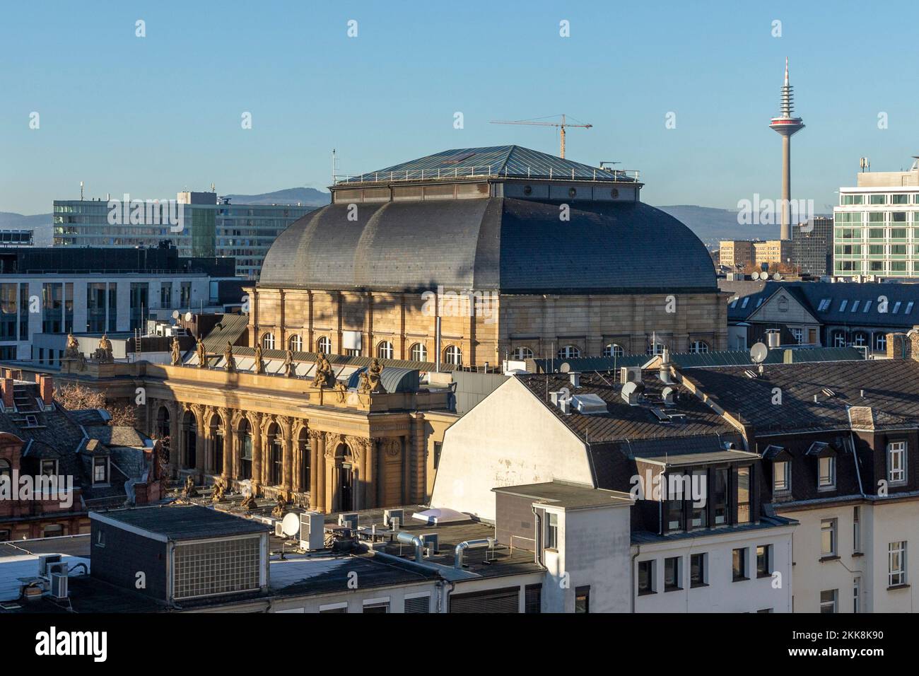 Francoforte, Germania - 21 dicembre 2021: Vista sullo skyline di Francoforte con la storica borsa e lo skyline. Foto Stock