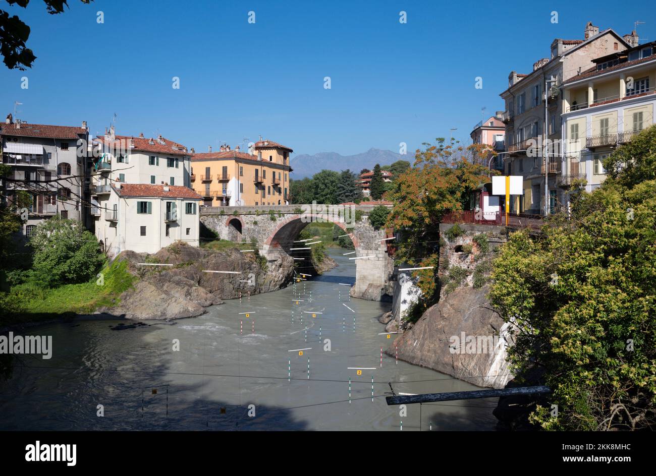 Città di Ivrea sul fiume Fiume Dora Baltea Foto Stock