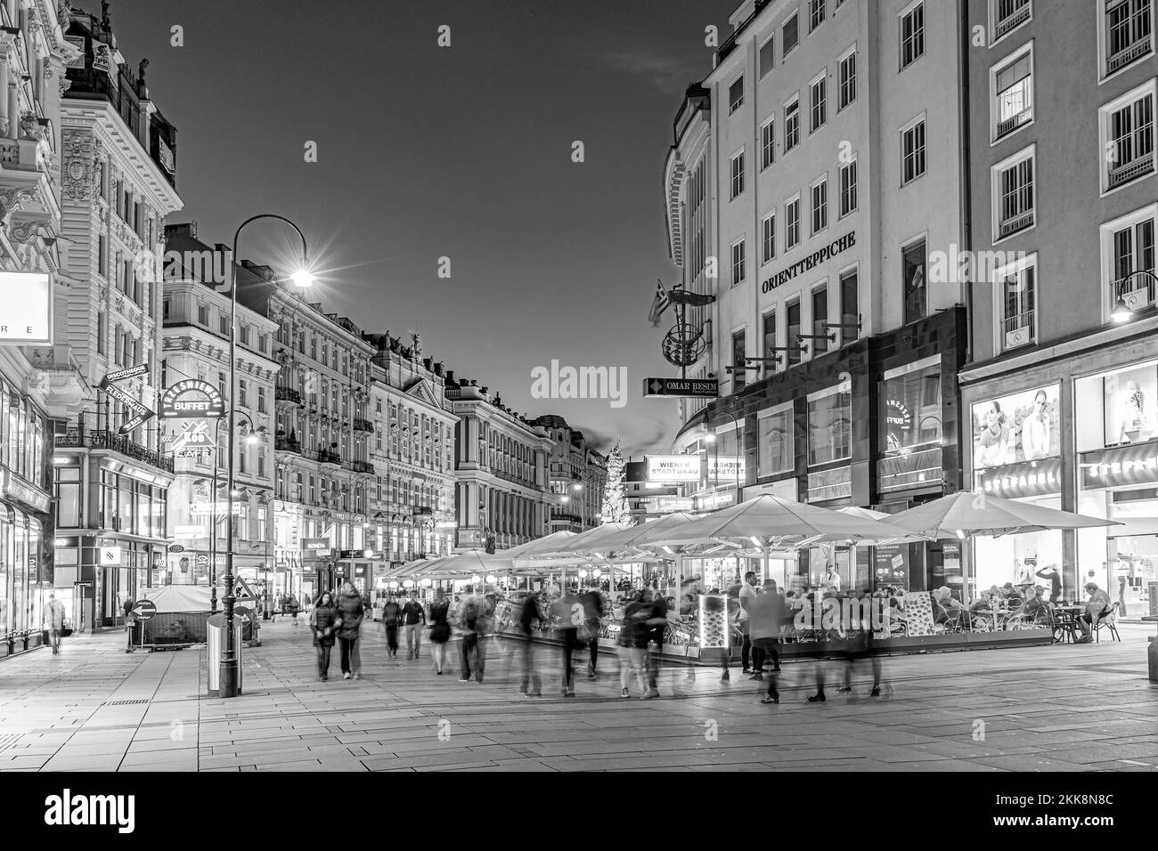 Vienna, Austria - 26 aprile 2015: La gente visita Graben a Vienna di notte. Graben Street è tra le strade più riconosciute a Vienna, che è il capit Foto Stock