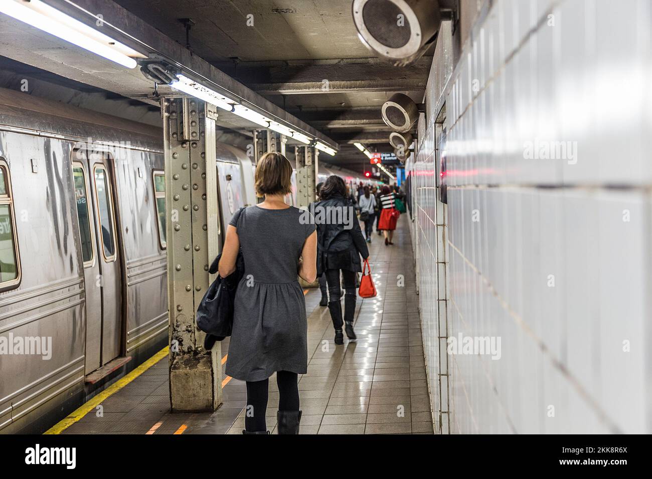 New York, USA - 20 ottobre 2015: La gente aspetta alla stazione della metropolitana Barclays di Brooklyn per l'arrivo e la partenza della metropolitana. Foto Stock