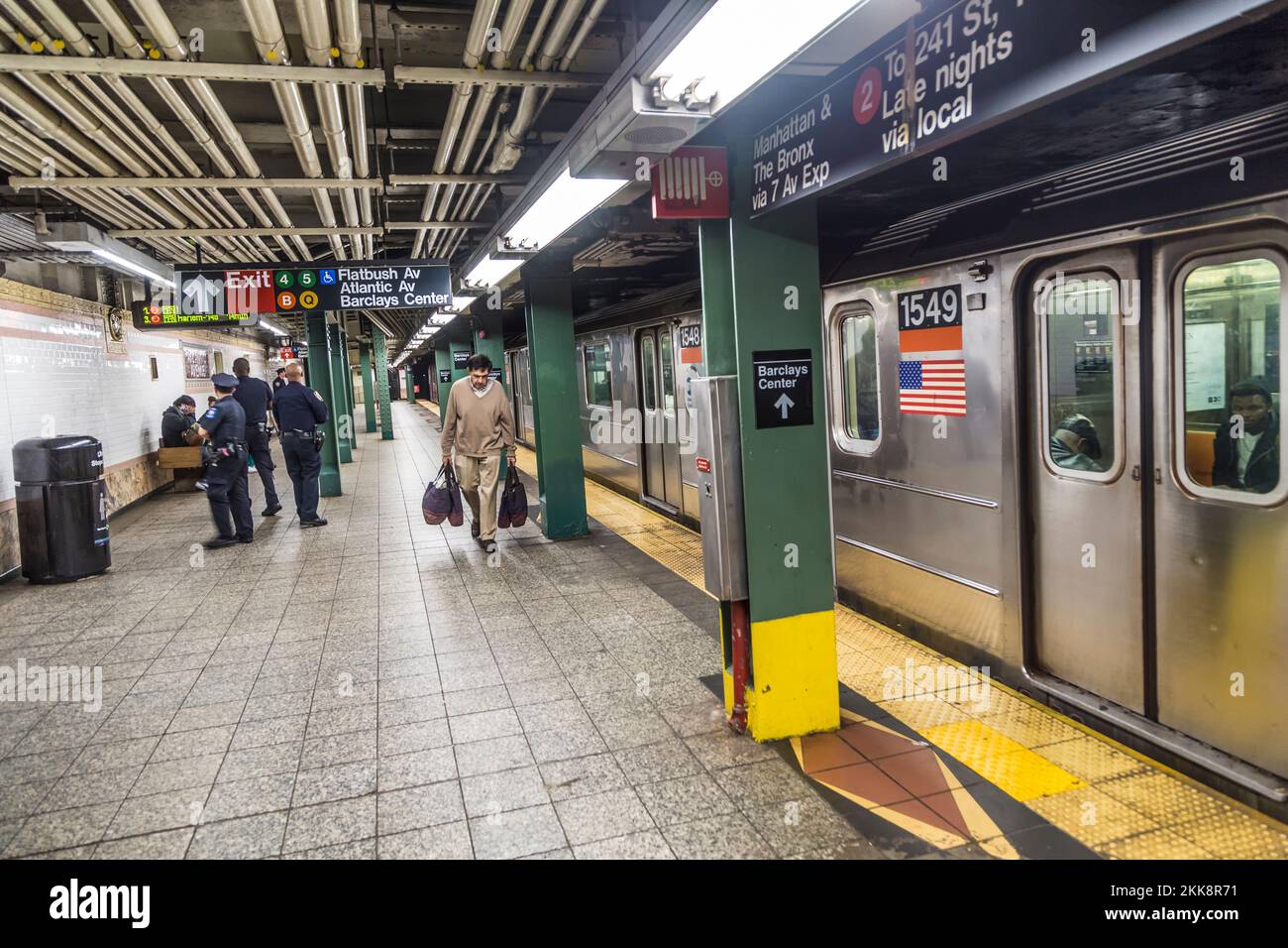 New York, USA - 20 ottobre 2015: La gente aspetta alla stazione della metropolitana Barclays di Brooklyn per l'arrivo e la partenza della metropolitana. Foto Stock