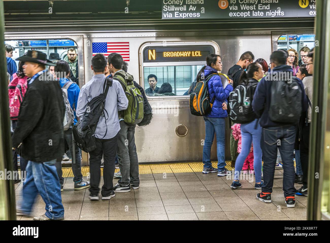 New York, USA - 20 ottobre 2015: La gente aspetta alla stazione della metropolitana Barclays di Brooklyn per l'arrivo e la partenza della metropolitana. Foto Stock