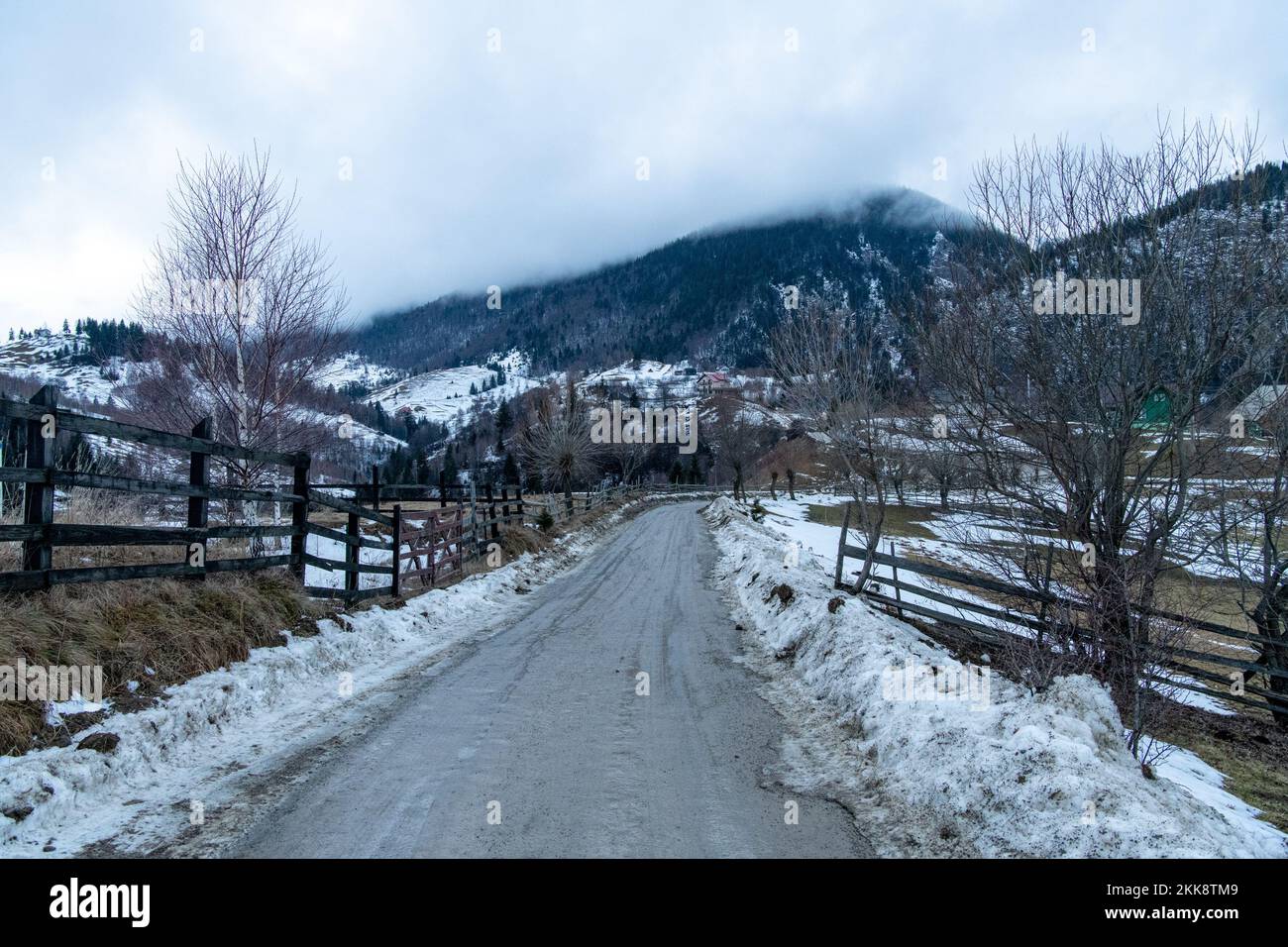 Carpathian, Romania, 2021-12-28. Fango strada mescolato con neve. Foto Stock