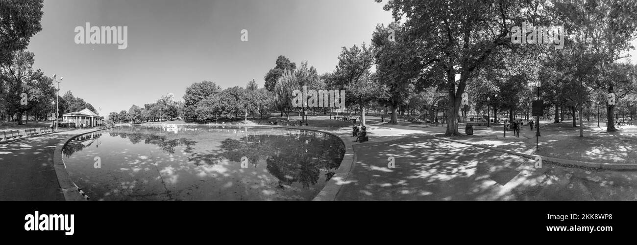 BOSTON, USA - 12 SETTEMBRE 2017: Le persone godono il Park Boston Common. Risalente al 1634, è il parco cittadino più antico degli Stati Uniti. Foto Stock