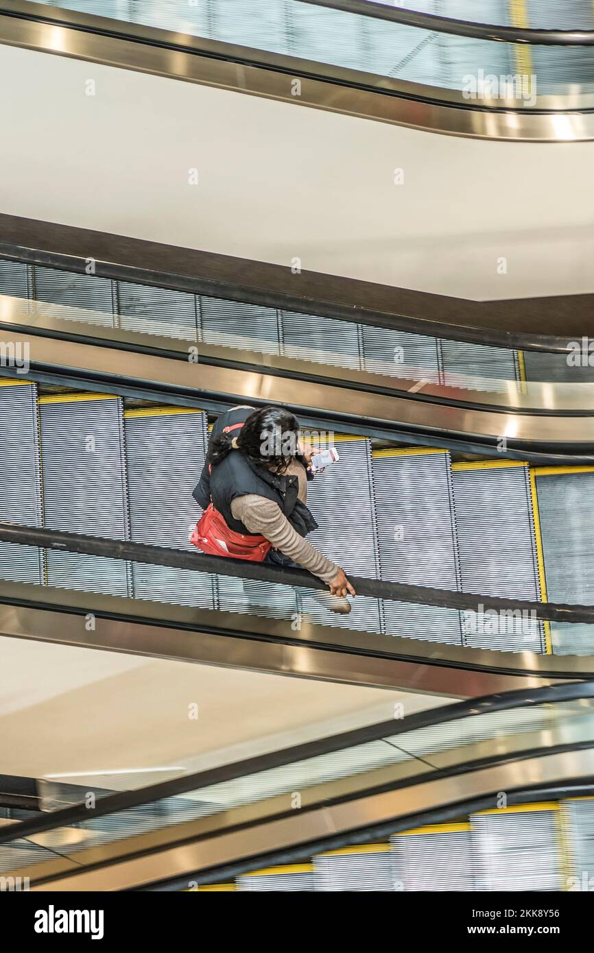 Providence, USA - 22 settembre 2017: Persone in una scala mobile nel centro commerciale Providence Place a Providence, USA. Foto Stock