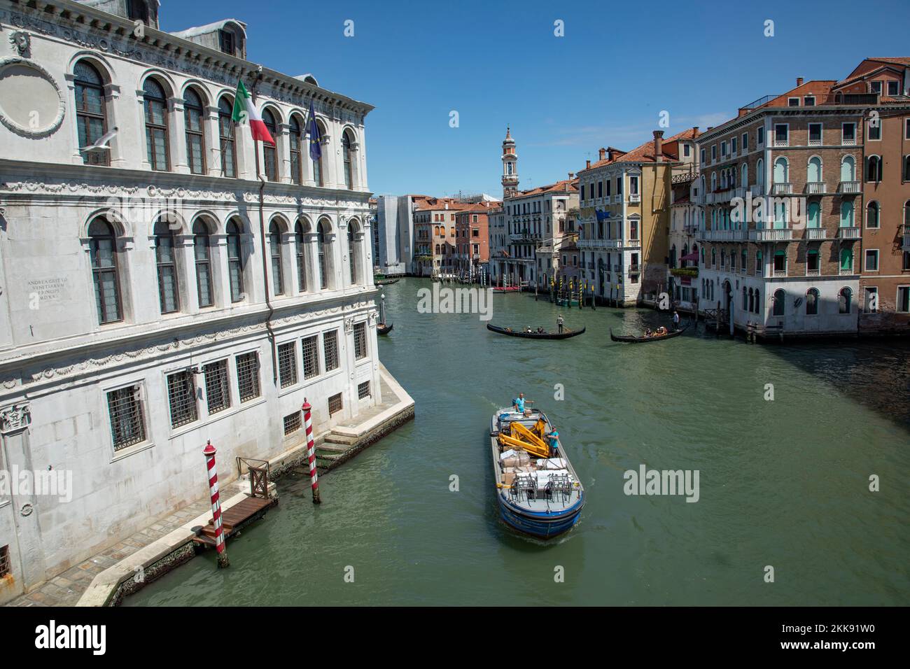 Venezia, Italia - 2 luglio 2021: Vista dal ponte di Rialto al canale grande con nave di costruttore a Venezia. Foto Stock