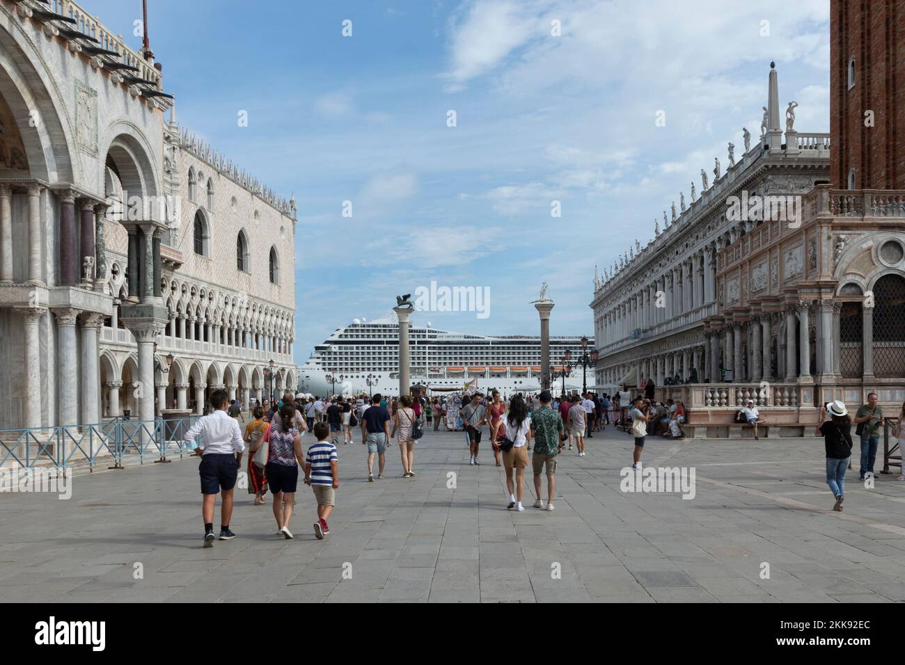 Venezia, Italia - 3 luglio 2021: Nave da crociera MSC ORCHESTRA nella laguna veneta con gondole e turisti in primo piano a Venezia. Venezia è una maj Foto Stock