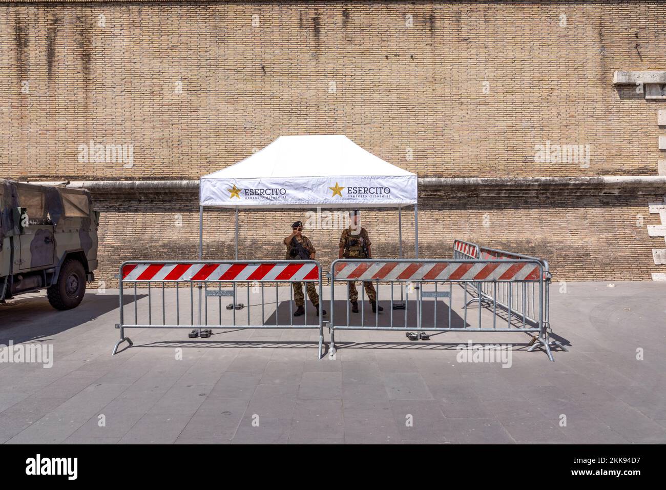 Roma, Italia - 2 agosto 2021: I militari prestano attenzione in Vaticano per mantenere il controllo ed evitare gli attaci a Roma. Foto Stock