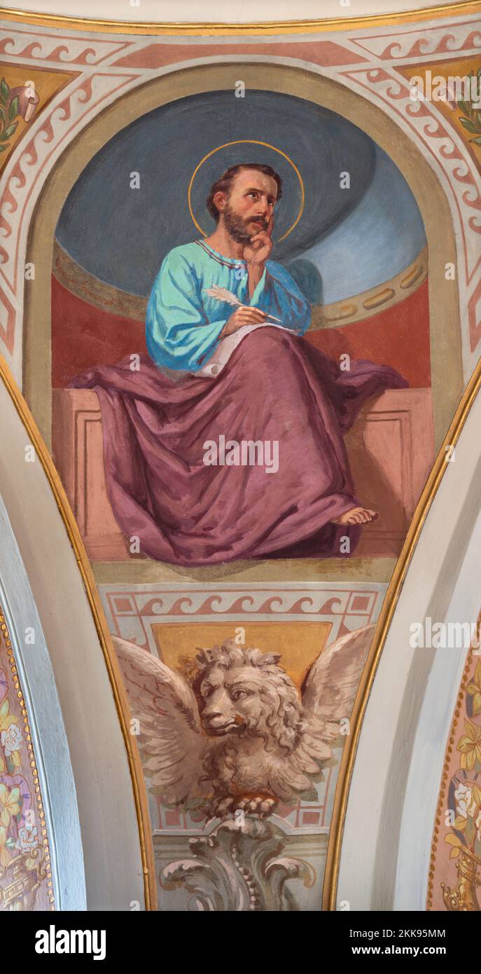 IVREA, ITALIA - 15 LUGLIO 2022: L'affresco di San Marco evangelista in cupola della Chiesa di San Salvatore di Giovanni Silvestro (1914). Foto Stock