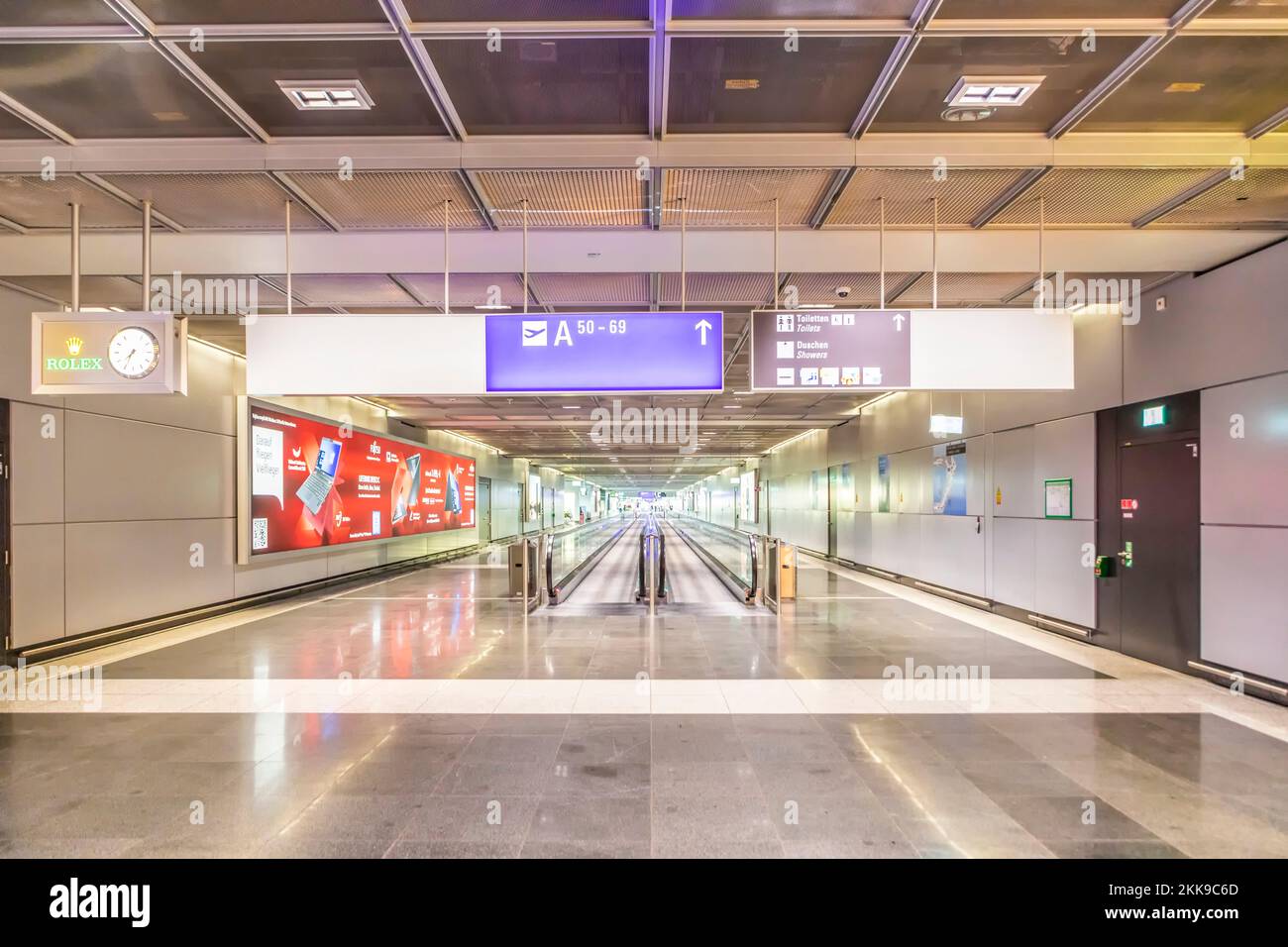 Francoforte, Germania - 19 marzo 2020: Aeroporto vuoto Terminal 1 Sala partenze A a causa di infezione Corona senza passeggeri. Foto Stock