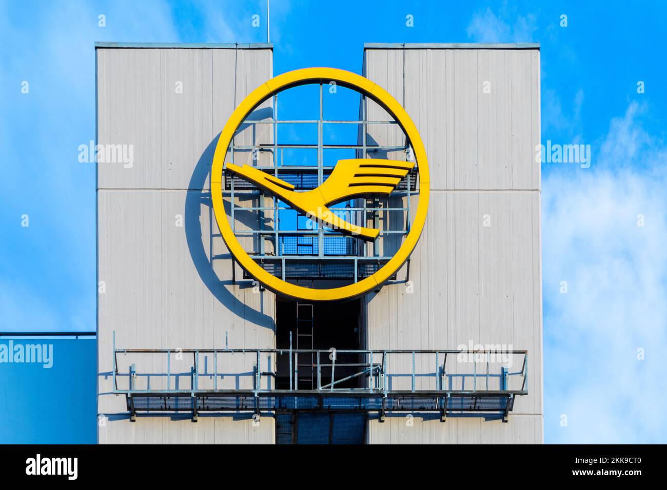 Francoforte, Germania - 30 maggio 2020: Simbolo di lufthansa nella costruzione della base Lufthansa a Francoforte. Foto Stock