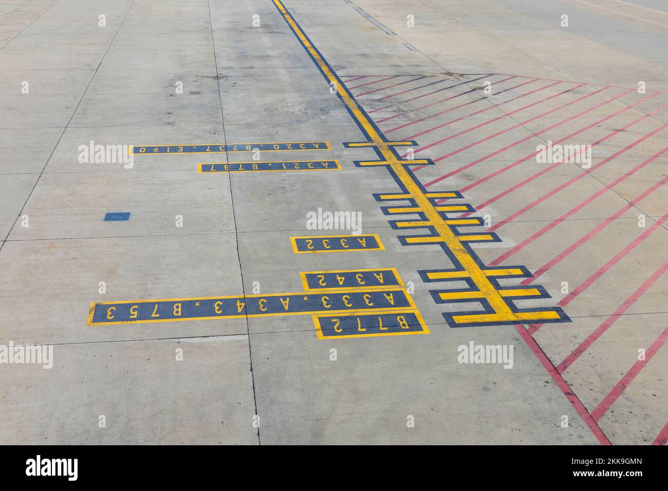 Faro, Portogallo - 16 agosto 2020: Marcatore per la posizione di parcheggio degli aerei all'aeroporto di Faro. Foto Stock
