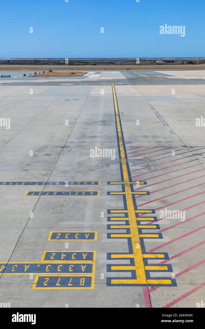 Faro, Portogallo - 16 agosto 2020: Marcatore per la posizione di parcheggio degli aerei all'aeroporto di Faro. Foto Stock