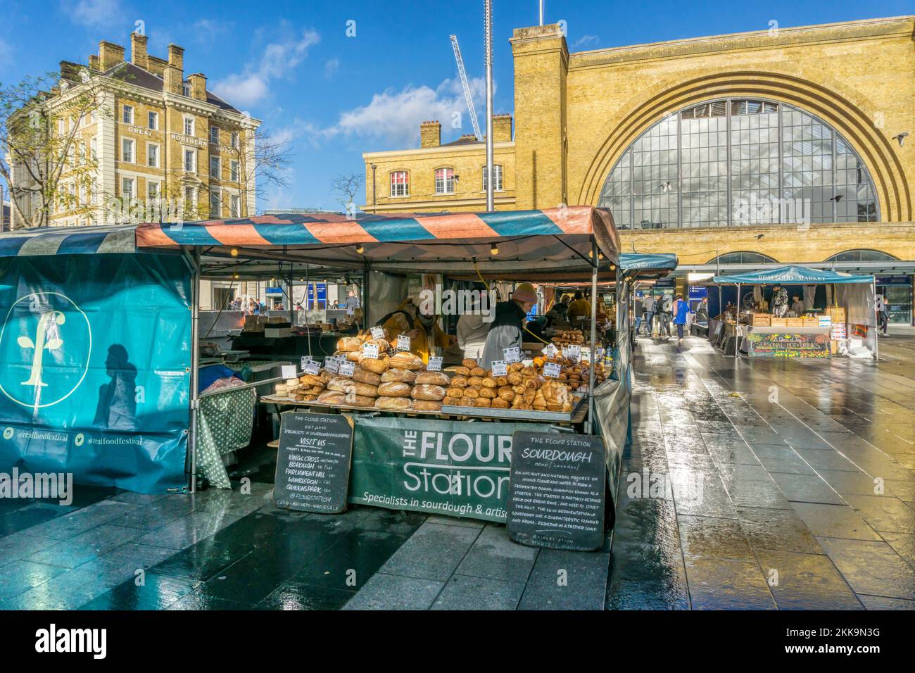 Il Flour Station Bread Stall su un mercato alimentare fuori dalla stazione ferroviaria di King's Cross, Londra. Foto Stock